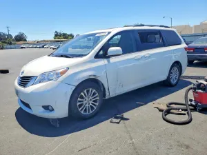 Toyota Sienna 3.5L 6 2015