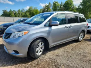 Toyota Sienna 3.5L 6 2016