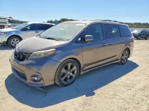 Toyota Sienna 3.5L 6 2015