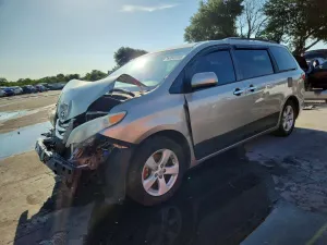 Toyota Sienna 3.5L 6 2015