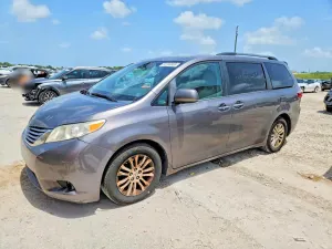 Toyota Sienna 3.5L 6 2016