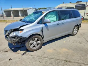 Toyota Sienna 3.5L 6 2015