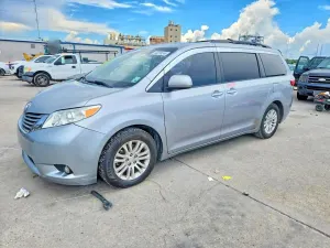 Toyota Sienna 3.5L 6 2015