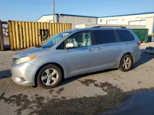 Toyota Sienna 3.5L 6 2015