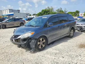 Toyota Sienna 3.5L 6 2015