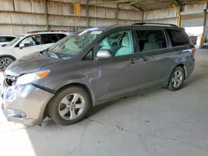 Toyota Sienna 3.5L 6 2016
