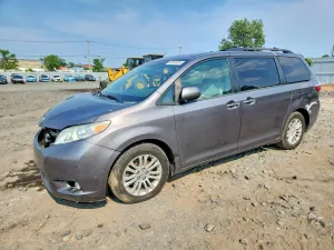Toyota Sienna 3.5L 6 2015