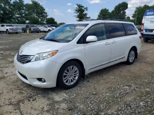 Toyota Sienna 3.5L 6 2015