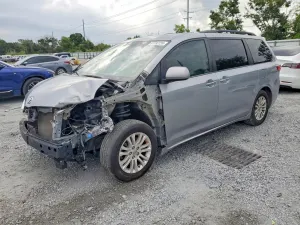 Toyota Sienna 3.5L 6 2015