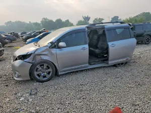 Toyota Sienna 3.5L 6 2016
