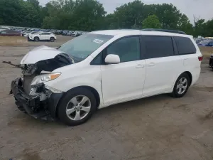 Toyota Sienna 3.5L 6 2016