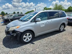 Toyota Sienna LE 3.5L 6 2016