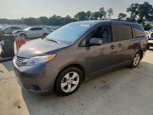Toyota Sienna 3.5L 6 2015