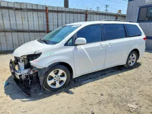 Toyota Sienna 3.5L 6 2012