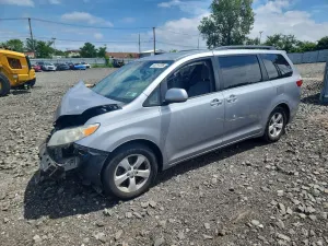 Toyota Sienna 3.5L 6 2015