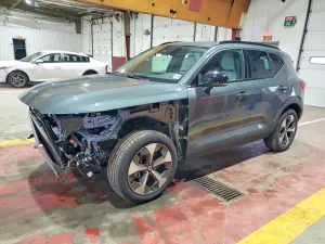 Volvo XC40 2.0L 4 2026