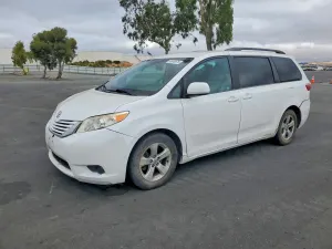 Toyota Sienna 3.5L 6 2015