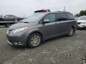 Toyota Sienna XLE 3.5L 6 2012