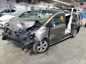 Toyota Sienna 3.5L 6 2016