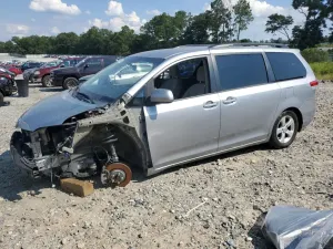 Toyota Sienna LE 3.5L 6 2013