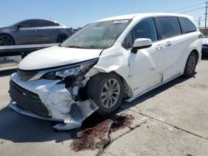 Toyota Sienna LE 2.5L 4 2021