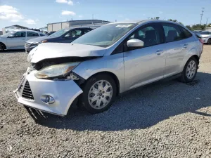 Ford Focus SE 2.0L 4 2012