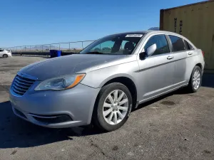 Chrysler 200 TOURING 2.4L 4 2013