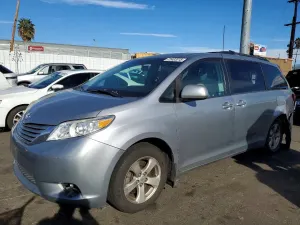Toyota Sienna LE 3.5L 6 2017