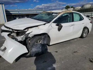 Toyota Camry LE 2.5L 4 2020