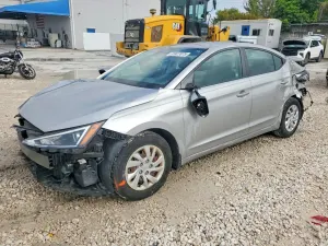 Hyundai Elantra SE 2.0L 4 2020