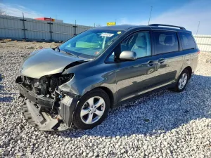 Toyota Sienna LE 3.5L 6 2012