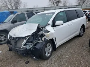 Toyota Sienna LE 3.5L 6 2017