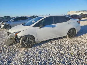 Nissan Versa SR 1.6L 4 2024