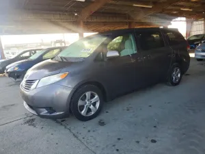 Toyota Sienna BASE 2.7L 4 2011