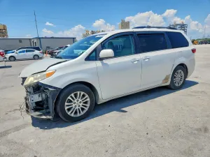 Toyota Sienna 3.5L 6 2016