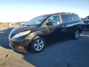 Toyota Sienna LE 3.5L 6 2013