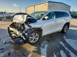 Toyota Highlander LE 3.5L 6 2015
