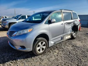 Toyota Sienna LE 3.5L 6 2015