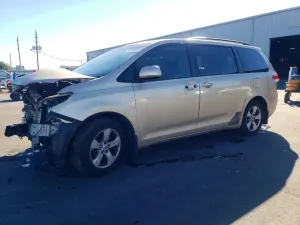 Toyota Sienna LE 3.5L 6 2012