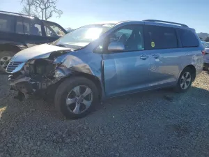 Toyota Sienna LE 3.5L 6 2017