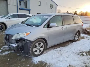 Toyota Sienna 3.5L 6 2016
