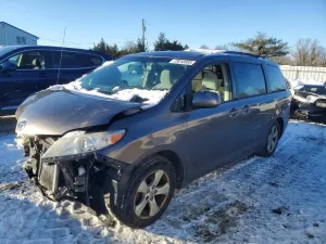 Toyota Sienna LE 3.5L 6 2011