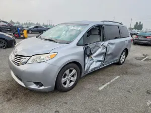Toyota Sienna LE 3.5L 6 2015