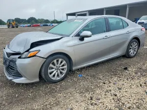 Toyota Camry LE 2.5L 4 2020
