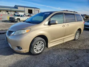 Toyota Sienna XLE 3.5L 6 2011