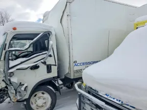 Isuzu NPR 6.6L 8 2024