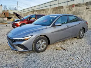 Hyundai Elantra SE 2.0L 4 2025