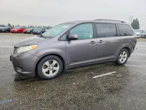 Toyota Sienna LE 3.5L 6 2015