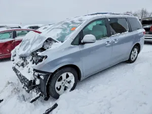 Toyota Sienna LE 3.5L 6 2015