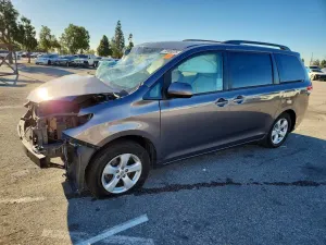 Toyota Sienna LE 3.5L 6 2014